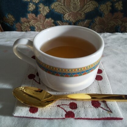 おはようございます
やかんにたっぷりの
ほうじ茶をつくり
小さめのカップに注いで作ってみました
ほうじ茶の香り
柚子の香りに癒やされました　手順のとおりでした